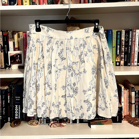 Old Navy Dresses & Skirts - Old Navy Floral A-Line Skirt Black and Cream Medium Fully Lined Worn Once EUC